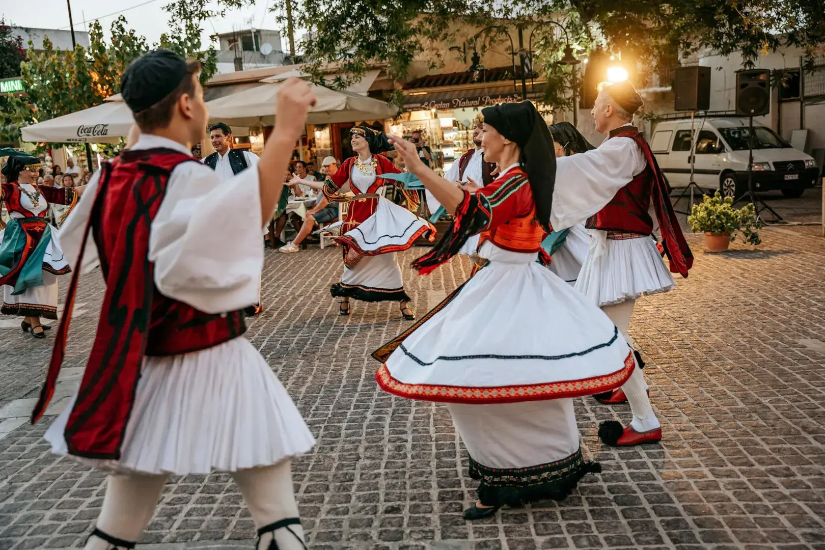 Ludzie w strojach ludowych tańczą na wieczorze kreteńskim